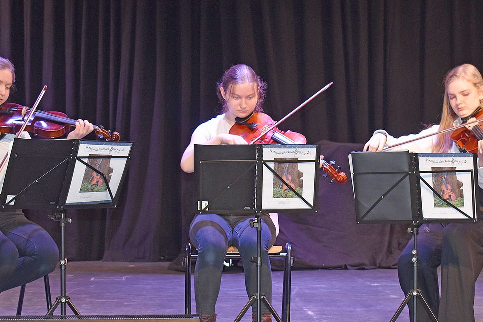 Für die musikalische Begleitung sorgten die drei Streicherinnen Mathilda und Margaretha Gay und Lea Groth aus der Klasse 9a. Sie spielten „Yesterday“ von den Beatles.