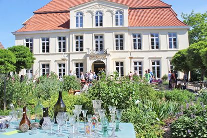 Auf dem Platz an der Friedenseiche zwischen Johanniskirche und Kreismuseum findet am Sonntag, 1. Juni, das 22. Internationale Glassammlertreffen statt.
