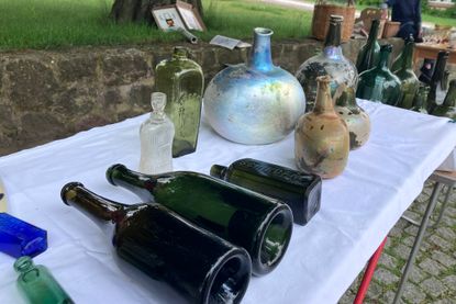 Zu allen Zeiten finden sich die ungewöhnlichsten Flaschen; beim Plöner Glassammlertreffen natürlich nur solche aus Glas.