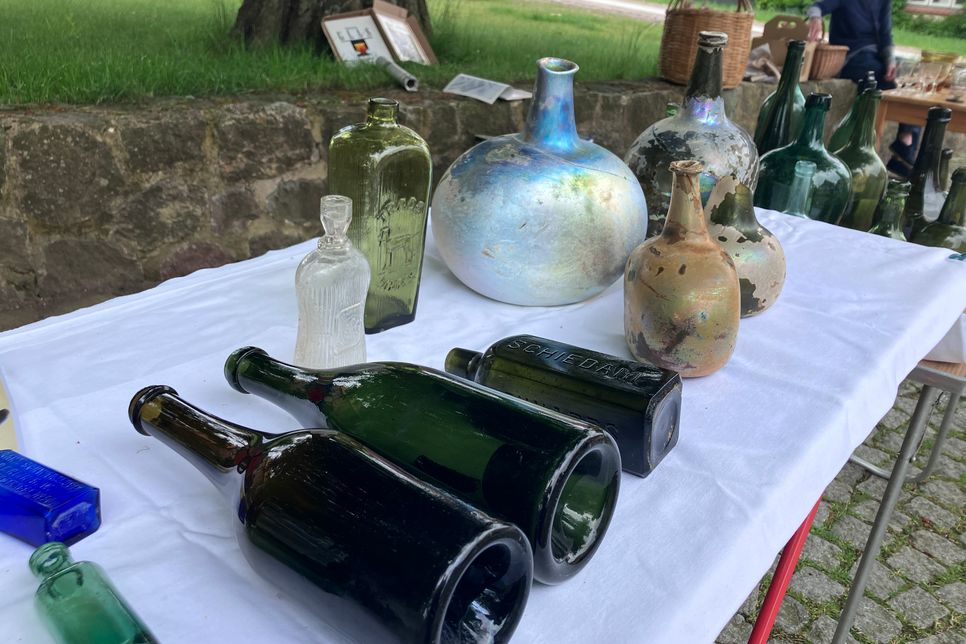 Zu allen Zeiten finden sich die ungewöhnlichsten Flaschen; beim Plöner Glassammlertreffen natürlich nur solche aus Glas.