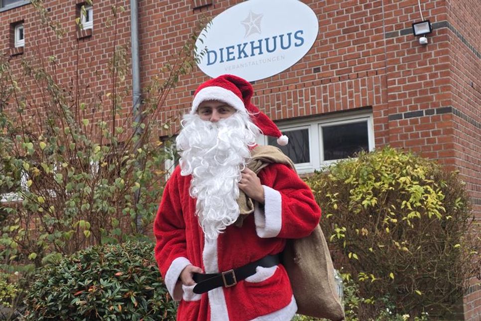 Timo Hartmann als Nikolaus beim Kellenhusener „Diekhuus“.