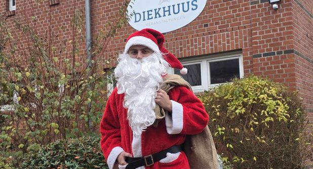 Timo Hartmann als Nikolaus beim Kellenhusener „Diekhuus“.