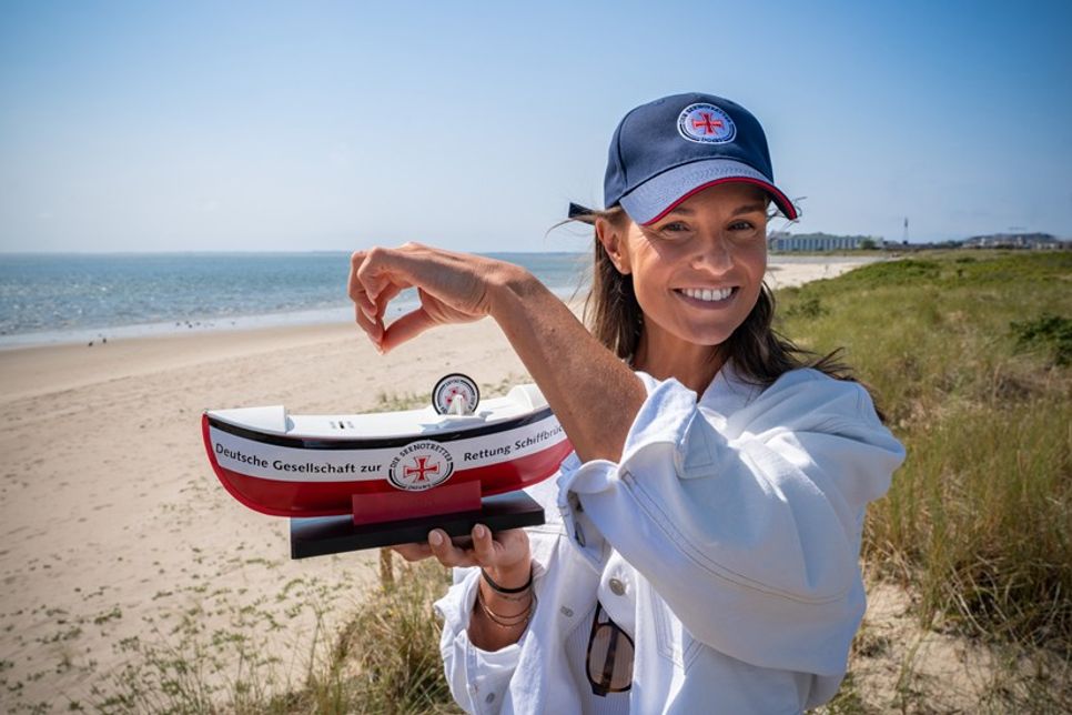 Seenotretter-Botschafterin Laura Wontorra mit einem Sammelschiffchen der Deutschen Gesellschaft zur Rettung Schiffbrüchiger (DGzRS), Deutschlands wohl bekanntester Spendendose. Foto: Die Seenotretter – DGzRS