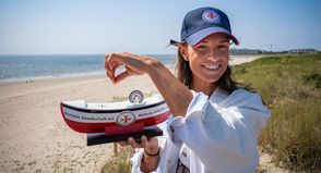 Seenotretter-Botschafterin Laura Wontorra mit einem Sammelschiffchen der Deutschen Gesellschaft zur Rettung Schiffbrüchiger (DGzRS), Deutschlands wohl bekanntester Spendendose. Foto: Die Seenotretter – DGzRS