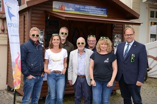 Freuen sich auf den Start und schauen schon lange durch die Festivalbrille: Sven Muchow, Stephanie Hagen, Volker Krombholz, Sönke Sela, Dirk und Barbara Helbach sowie Mirko Spieckermann (v. lks.).