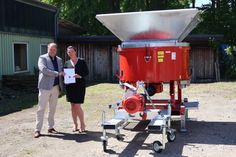 Landrat Timo Gaarz und Bürgermeisterin Bettina Schäfer bei der Übergabe der Sandsackfüllmaschine