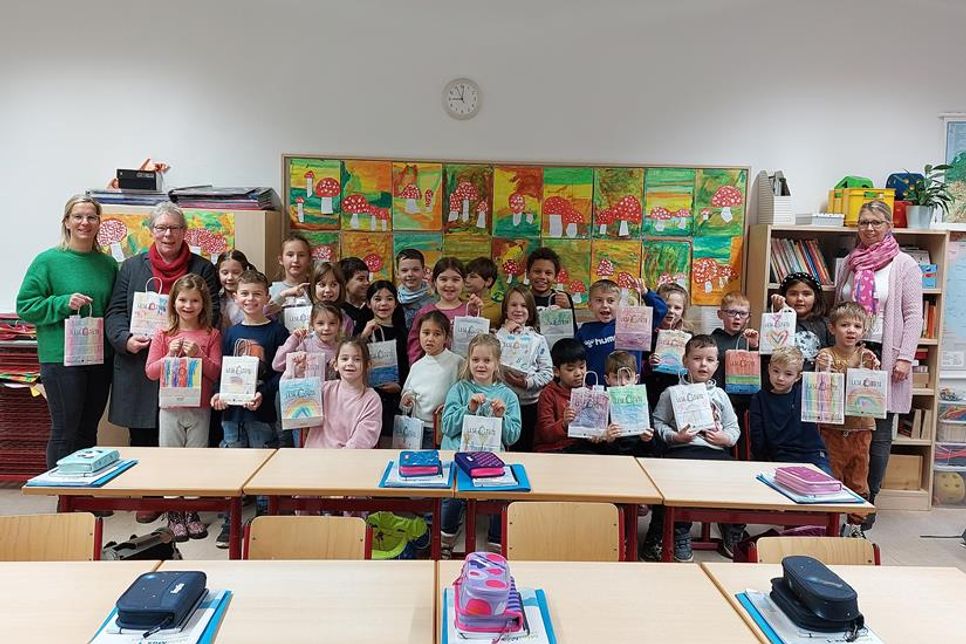 Grundschullehrerin und Mitorganisatorin Ines Händel, Gabriela Bendfeldt vom Buchstaben Hochtorstraße (v. lks.) mit Klassenlehrerin Vanessa Sperling (re.) und den Schülerinnen und Schülern der Klasse 1c.