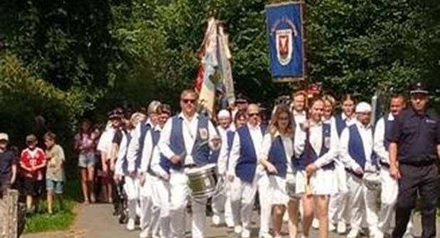 Umzug durch das Dorf Griebel.
