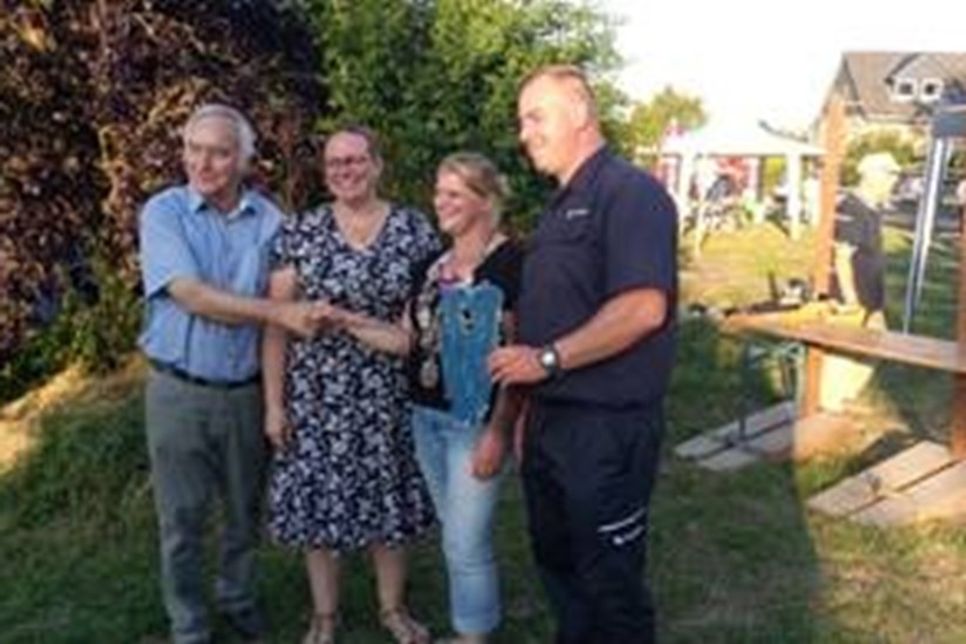 1. Vorsitzender des Griebeler SV Jürgen Fischer, Svenja Rahlf, neue Schützenkönigin Yvonne Blunck-Rose, Ortswehrführer Julian Wilcken (v. lks.).