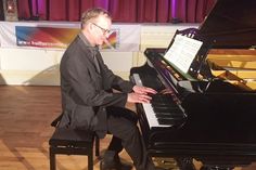 Der Berliner Pianist Hartmut Leistritz spielt in Schönberg.