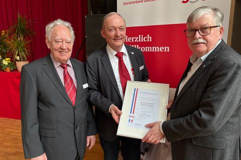 Der Landesvorsitzende Alfred Bornhalm überreichte dem Ortsvorsitzenden Ove von Dohlen und Stellvertreter Kurt Heese (von rechts) eine Ehrenurkunde zum 80. SoVD-Jubiläum.