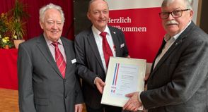 Der Landesvorsitzende Alfred Bornhalm überreichte dem Ortsvorsitzenden Ove von Dohlen und Stellvertreter Kurt Heese (von rechts) eine Ehrenurkunde zum 80. SoVD-Jubiläum.