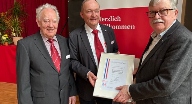 Der Landesvorsitzende Alfred Bornhalm überreichte dem Ortsvorsitzenden Ove von Dohlen und Stellvertreter Kurt Heese (von rechts) eine Ehrenurkunde zum 80. SoVD-Jubiläum.