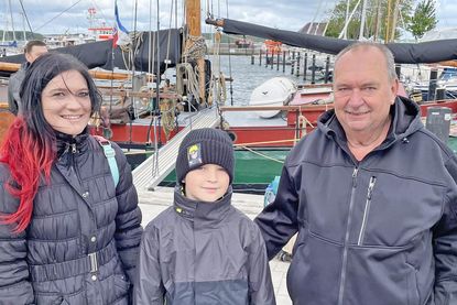 Mutter Carina Breuer und Großvater Wolfgang Gerdts verabschieden Flynn.