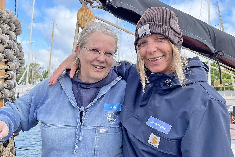 Anke Bahr (l., Jugendwartin), Christiane Körber (schulische Betreuerin): Auf dem Schiff lernt man, was Gemeinschaft bedeutet.