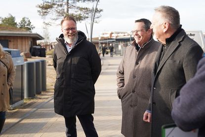 Claus Ruhe Madsen kam auf Einladung von Bürgermeister Sebastian Rieke und Tourismusleiter Manfred Wohnrade (v. lks.) wieder gerne nach Grömitz.