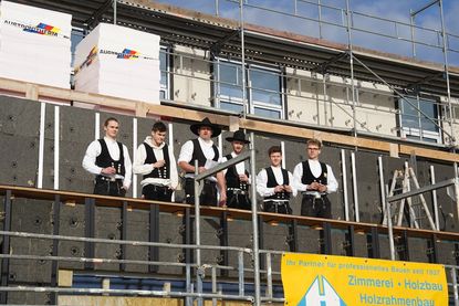 Die Handwerker der Zimmerei Hoffmann hielten den Richtspruch in alter Tradition.