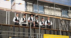 Die Handwerker der Zimmerei Hoffmann hielten den Richtspruch in alter Tradition.