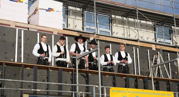 Die Handwerker der Zimmerei Hoffmann hielten den Richtspruch in alter Tradition.