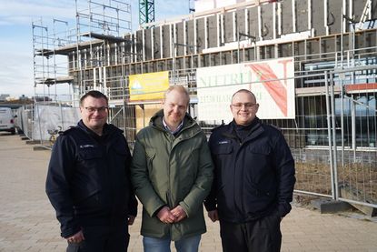 Die Jugendfeuerwehr Grömitz erhielt eine Spende in Höhe von 500 Euro der Baufirma Nittritz. Damit wird ein Teil der Pfingstfreizeit für die Mitglieder der Jugendfeuerwehr finanziert. Das ist ein Zeltlager der Kreisjugendfeuerwehr, wo Wettkämpfe, Nachtwanderungen aber auch die Abnahme der Jugendflamme auf den Nachwuchs warten. Inhaber Sven Hendrik Nittritz (Mi.) nutzte das Richtfest, um die Spende an Jugendwart Kai Gnepper und seinen Stellvertreter Marcel Dahms (re.) zu überreichen.