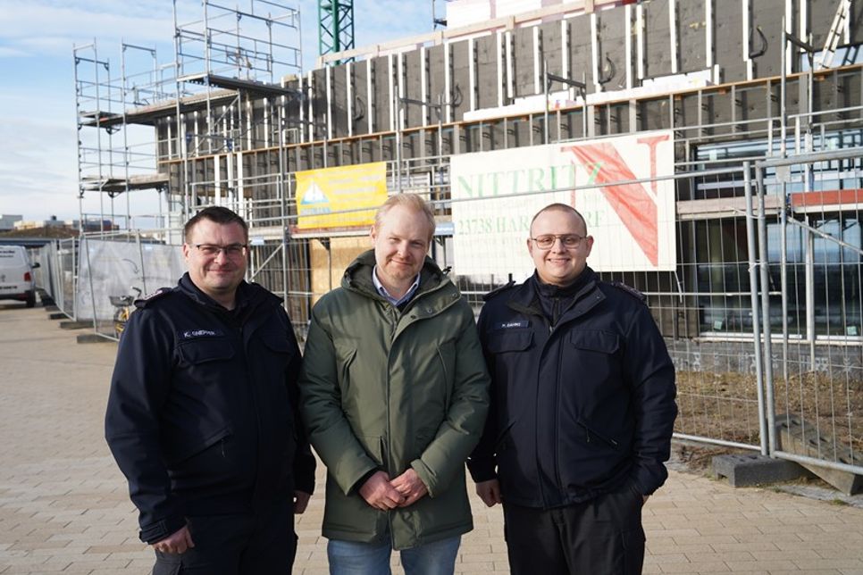 Die Jugendfeuerwehr Grömitz erhielt eine Spende in Höhe von 500 Euro der Baufirma Nittritz. Damit wird ein Teil der Pfingstfreizeit für die Mitglieder der Jugendfeuerwehr finanziert. Das ist ein Zeltlager der Kreisjugendfeuerwehr, wo Wettkämpfe, Nachtwanderungen aber auch die Abnahme der Jugendflamme auf den Nachwuchs warten. Inhaber Sven Hendrik Nittritz (Mi.) nutzte das Richtfest, um die Spende an Jugendwart Kai Gnepper und seinen Stellvertreter Marcel Dahms (re.) zu überreichen.