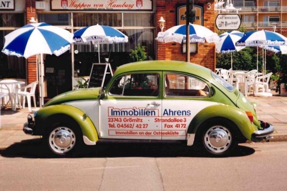 Der kleine grüne Flitzer war einst ein Geschenk einer Kundin. Als erster Firmenwagen brachte er dem Unternehmer viel Glück. Foto: Ahrens Immobilien.