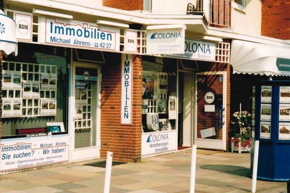 In der Strandallee 3 begann 1990 die Geschichte von „Ahrens Immobilien“: In einem kleinen Büro startete der Gründer mit der Vision, Menschen bei der Suche nach ihrem Traumhaus zu unterstützen. Foto: Ahrens Immobilien.