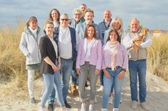 Die „Ahrens Family“, wie der Firmengründer liebevoll seine Mitarbeiter nennt. „Ich bin meinen Kollegen zu tiefsten Dank verbunden: Gemeinsam haben wir bereits viel erreicht, und ich bin überzeugt, dass wir auch in Zukunft Großes leisten werden. Vielen Dank für eure Hingabe und euren unermüdlichen Einsatz! – Ohne euch wäre „Ahrens Immobilien“ nicht da , wo wir heute sind“, lobte Michael Ahrens sein Team. Foto: Ahrens Immobilien.