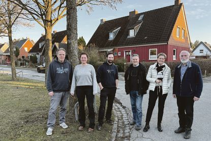 In der Finnenhaussiedlung haben sich Anwohner wie Dominik Specht, Franziska und Volker Schütt, Mario Hönneknövel, Inke Dibbern und Jens Giesder (v.l.) zu einer Bürgerinitiative zusammengeschlossen.