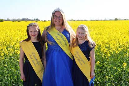 Das Rapsblütenkönigshaus 2025: Rapsblütenkönigin Kim, Kinderkönigin Maira und Kinderprinzessin Emma