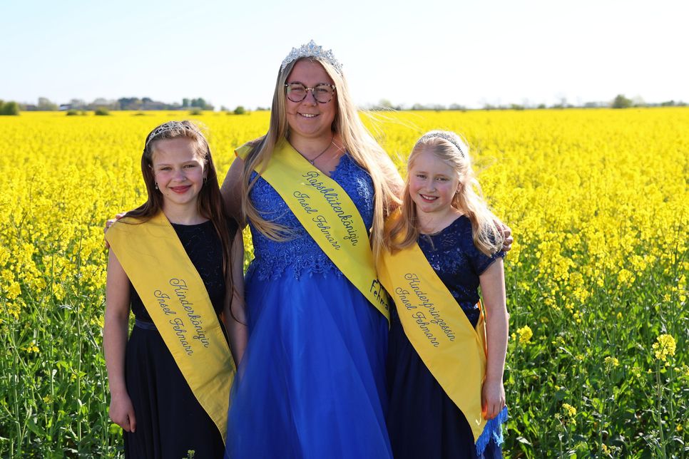 Das Rapsblütenkönigshaus 2025: Rapsblütenkönigin Kim, Kinderkönigin Maira und Kinderprinzessin Emma