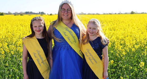 Das Rapsblütenkönigshaus 2025: Rapsblütenkönigin Kim, Kinderkönigin Maira und Kinderprinzessin Emma