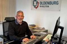Oldenburgs Bürgermeister Jörg Saba an seinem Schreibtisch im Bürgermeisterzimmer im Oldenburger Rathaus.