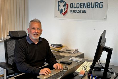 Oldenburgs Bürgermeister Jörg Saba an seinem Schreibtisch im Bürgermeisterzimmer im Oldenburger Rathaus.