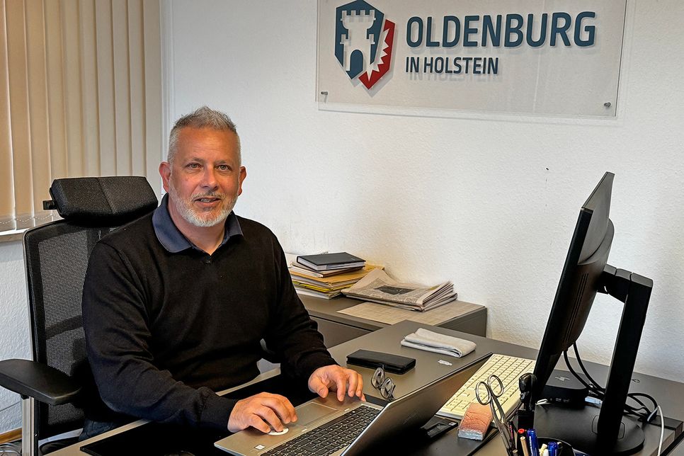 Oldenburgs Bürgermeister Jörg Saba an seinem Schreibtisch im Bürgermeisterzimmer im Oldenburger Rathaus.