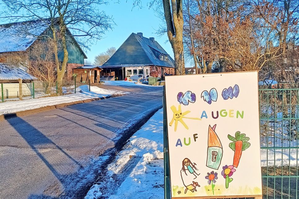Nicht zu übersehen sind die Bilder in der Dorfstraße – derzeit ein favorisierter Schleichweg anstelle der ausgeschilderten Umleitung.