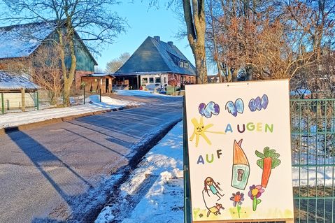 Nicht zu übersehen sind die Bilder in der Dorfstraße – derzeit ein favorisierter Schleichweg anstelle der ausgeschilderten Umleitung.