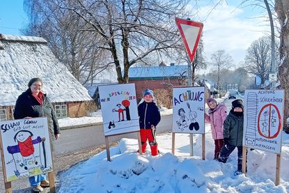 Kindergartenleiterin Tanja Fischer präsentierte mit Bo, Juna und Noah die gemalten Plakate.