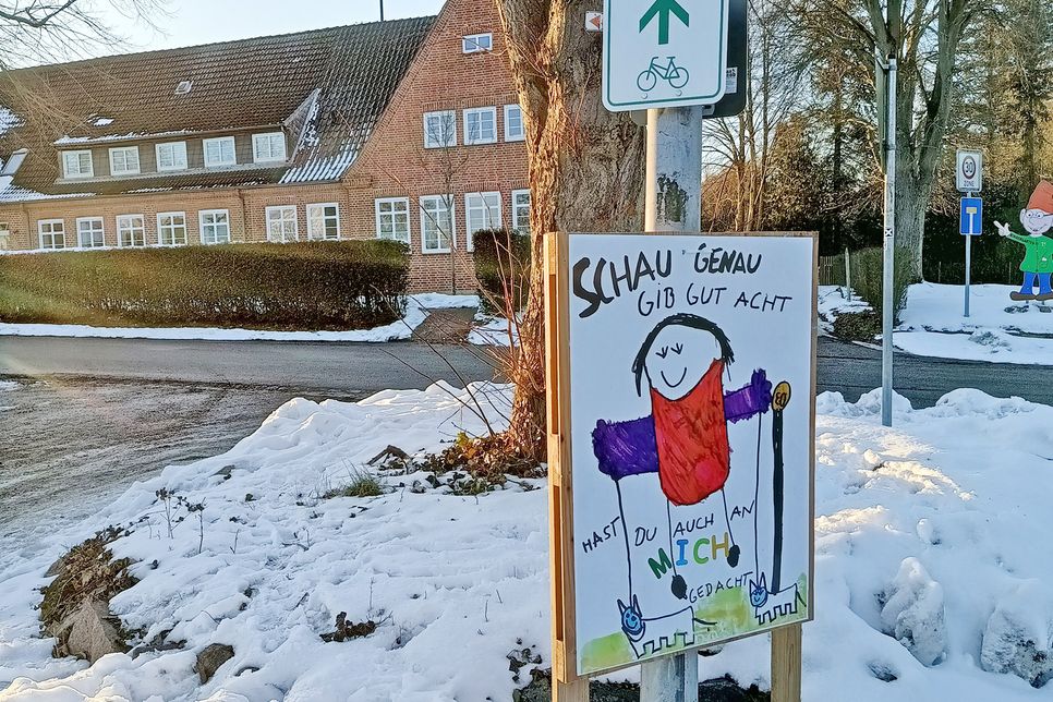 Vor der Alten Schule, dem Rathjensdorfer Kindergarten, mahnt ein Bild rücksichtsvolles Fahren an.