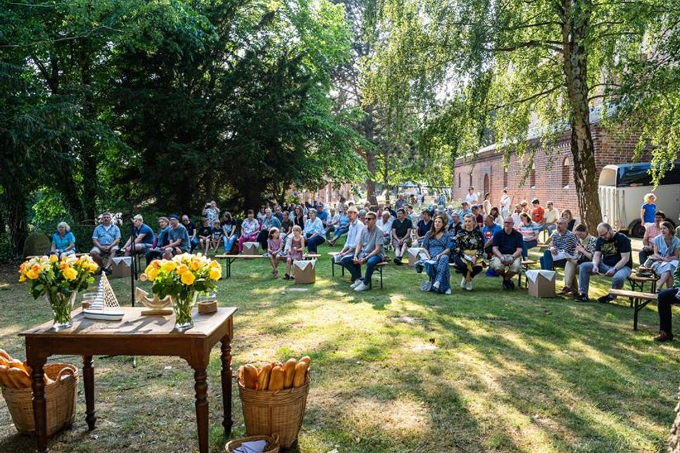 Die Kirchengemeinde lädt zu einem Open-Air-Gottesdienst ein.