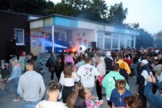 Die Partyzone am Jugendstrand bietet jungen Menschen einen sicheren und unterhaltsamen Raum zum Feiern.