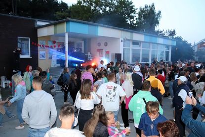 Die Partyzone am Jugendstrand bietet jungen Menschen einen sicheren und unterhaltsamen Raum zum Feiern.