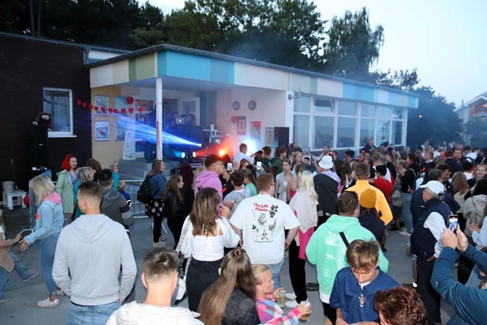 Die Partyzone am Jugendstrand bietet jungen Menschen einen sicheren und unterhaltsamen Raum zum Feiern.