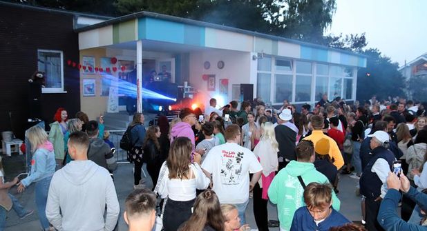 Die Partyzone am Jugendstrand bietet jungen Menschen einen sicheren und unterhaltsamen Raum zum Feiern.