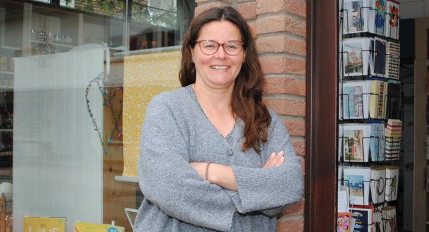 Nicole Hemme, Inhaberin der Heikendorfer Bücherinsel, freut sich über die bundesweite Auszeichnung und lädt für 12. März zum gemeinsamen Feiern ein.