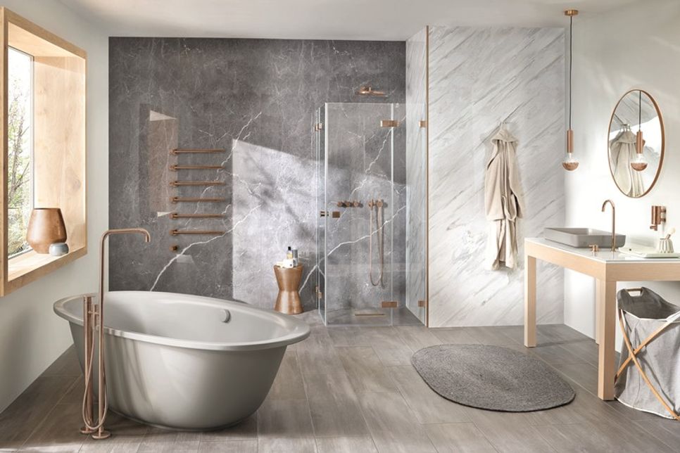 Mena mit Wandbeschlag in Brushed Bronze, individuell gestaltet über Extra.