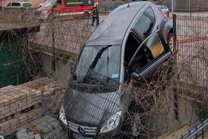 Dank gelagertem Baumaterial wurde verhindert, dass das Auto sich überschlagen konnte.