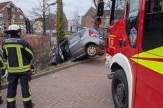 Das Fahrzeug durchbrach den Zaun einer angrenzenden Grundstückseinfriedung.