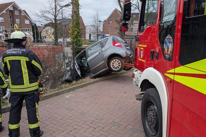 Das Fahrzeug durchbrach den Zaun einer angrenzenden Grundstückseinfriedung.