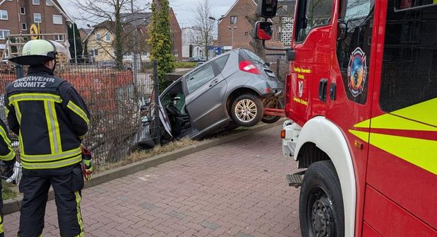 Das Fahrzeug durchbrach den Zaun einer angrenzenden Grundstückseinfriedung.